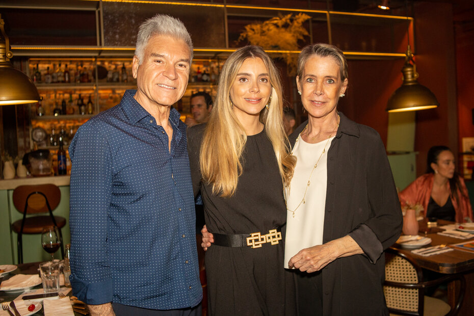 Júlia Fleck da Rosa Quintão entre os pais Elias da Rosa e Luciana Fleck da Rosa (Foto: Lenara Petenuzzo/Divulgação)