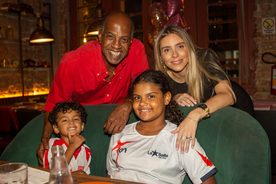 Wilson Pereira, Júlia Fleck da Rosa Quintão e os pequenos Enzo e Júlia (Foto: Lenara Petenuzzo/Divulgação)