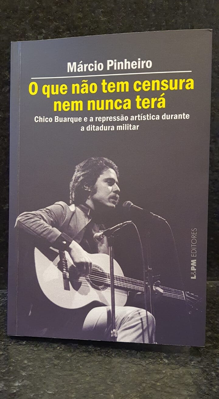 O registro de Chico Buarque no show no Canecão em 1971, capa do livro editado pela L&PM (Foto Rodolpho Machado/Agência O Globo)