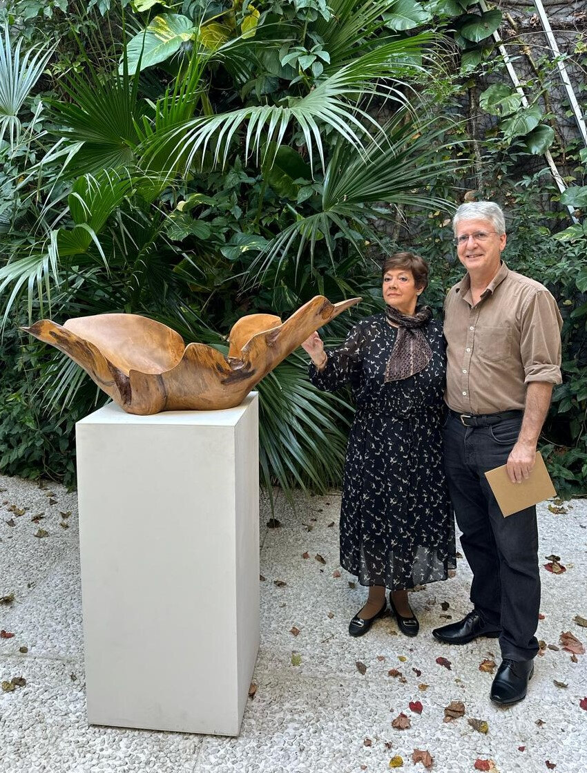 – Nos jardins da Galeria Bolsa de Arte, Celina Fonseca, acompanhada por Jorge Piqué, recebeu a Gamela Pitéu Foto: ABF/Divulgação)