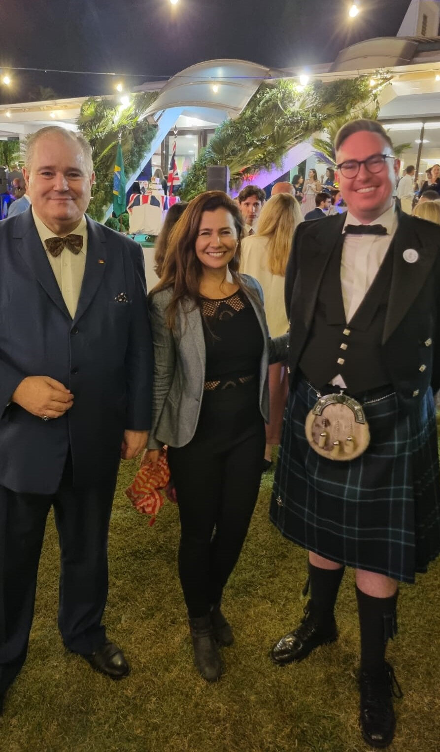 Henrique Pires, Violeta Caringi Majer e o diplomata escocês Gaeme Cummings em festa diplomática (Foto: Divulgação)