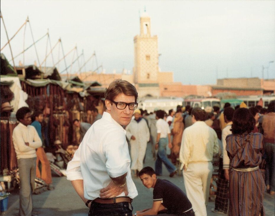 Yves Saint Laurent, com a mesquita Koutoubia ao fundo, encantou-se com com o colorido Marraquexe (Foto Pierre Bergé/Divulgação)