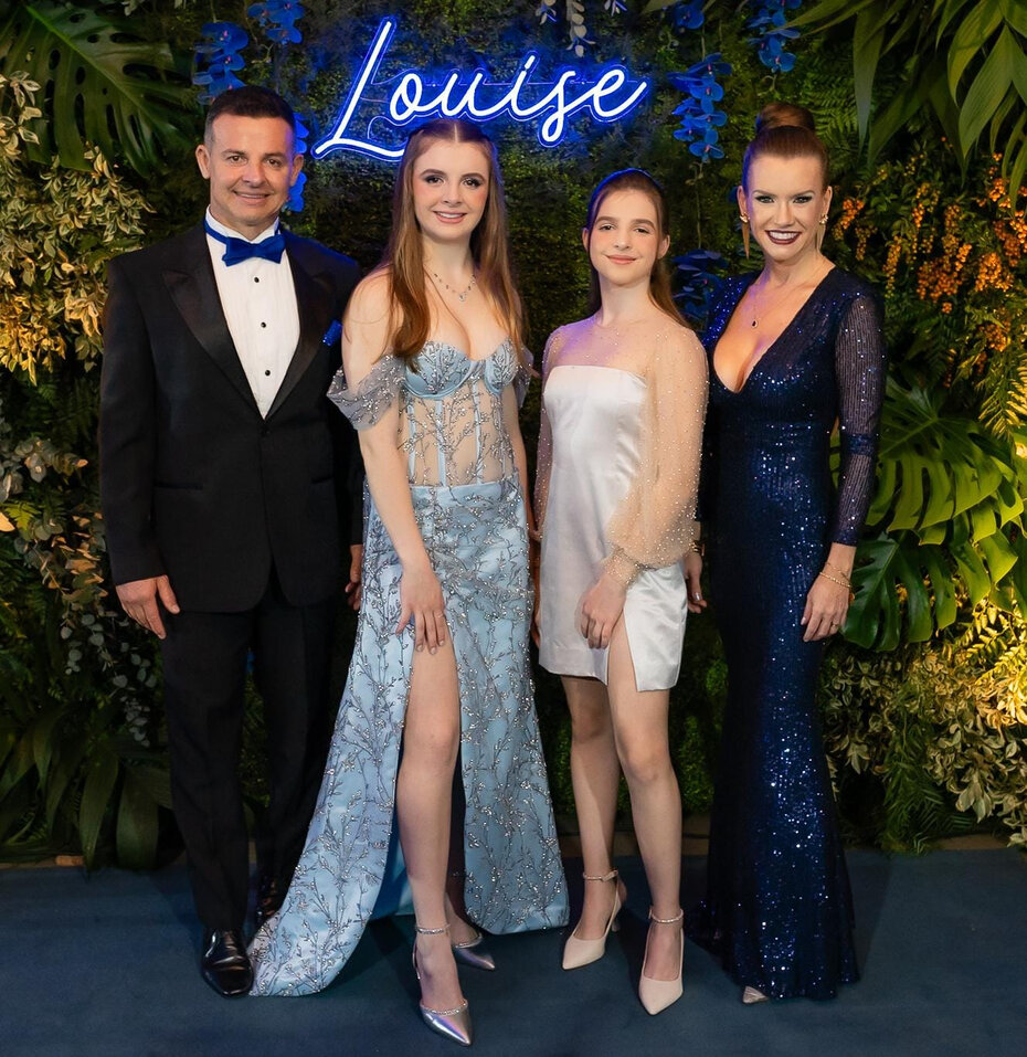 Fabiano Martins, Louise Kaiser Martins, Martina Kaiser Martins e a médica Juliana Kaiser Martins: em noite de festa (Foto: Antônio Rocha Foto/Divulgação)