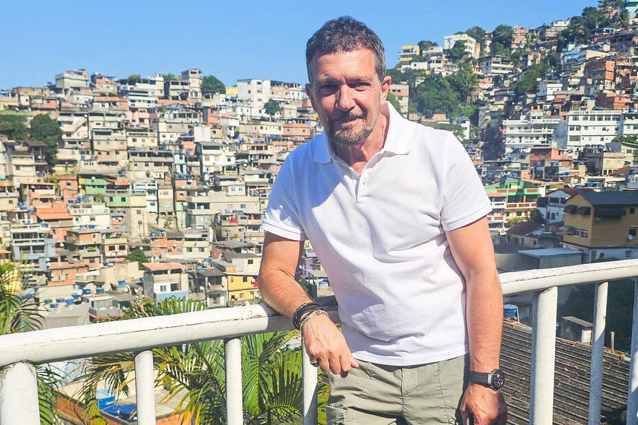 Antonio Banderas em visita ao Morro do Vidigal (Foto Dilson Silva AgNews Divulgação)