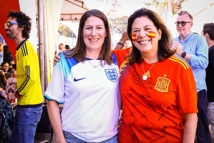 As embaixadoras do Reino Unido, Stephanie Al-Qaq, e da Espanha, María del Mar Fernández-Palacios na confraternização (Foto Luh Fiuza Metrópoles Divulgação)