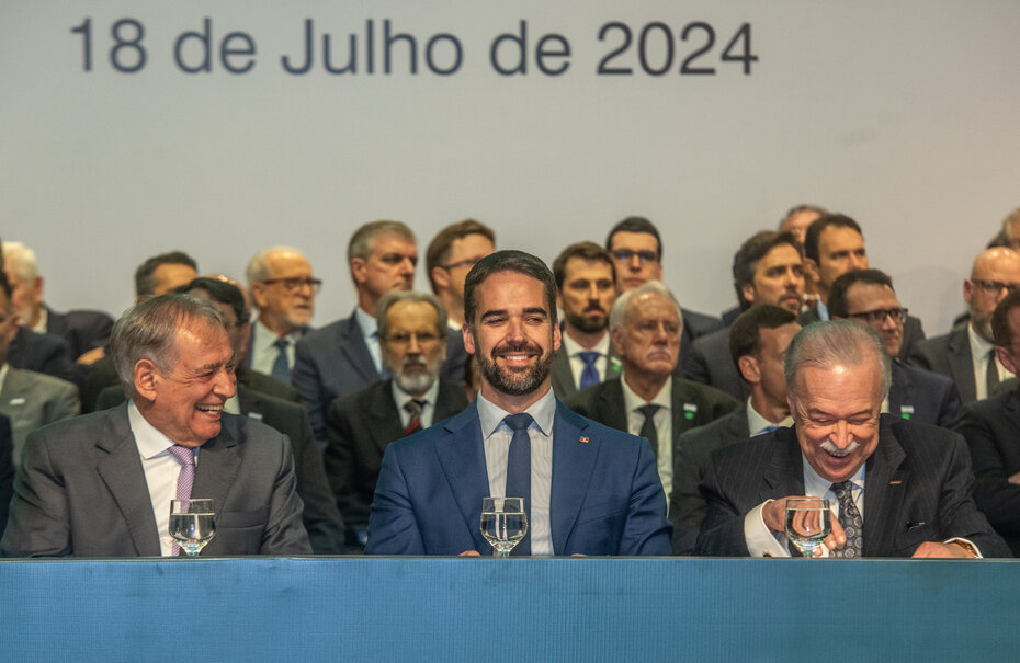 O governador Eduardo Leite juntamente com Cláudio Bier e Gilberto Petry comandaram a mesa