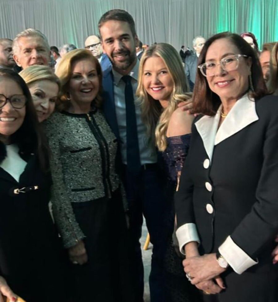 Suely Petry, Lisete Souza, Juliana Petry e Tania Bian, entre outros, em momento descontraído com o governador Eduardo Leite