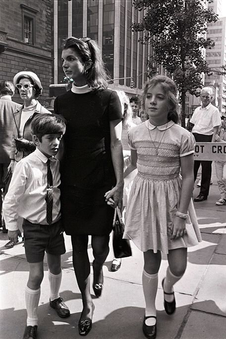 Jackie com os filhos John-John e Caroline em momento informal (Foto: Divulgação)