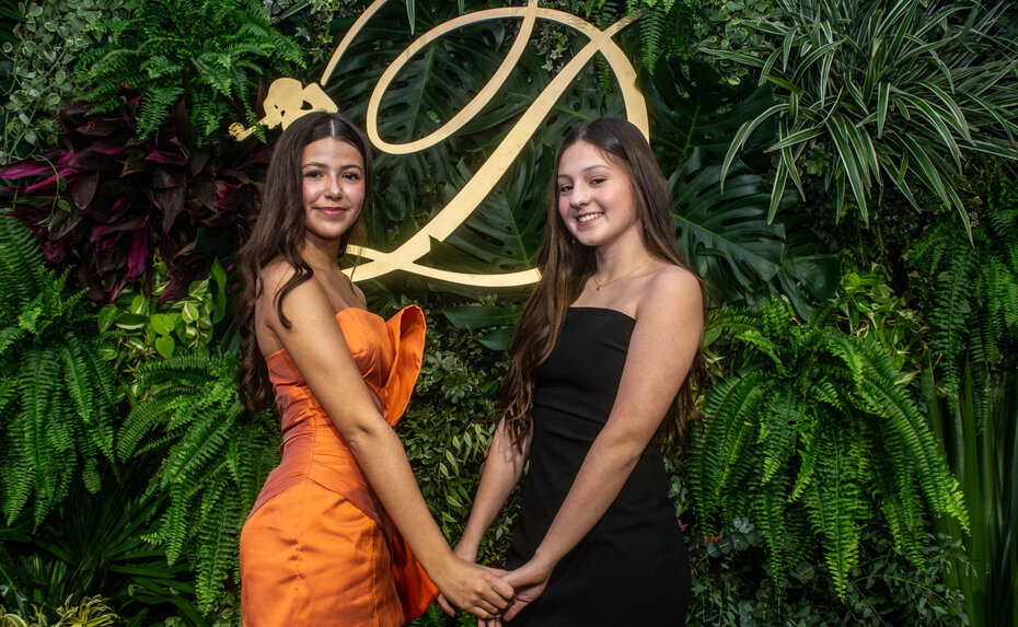 Laura Stumpf com a madrinha Rafaela Pimentel (Foto: Evandro Leal/Divulgação)