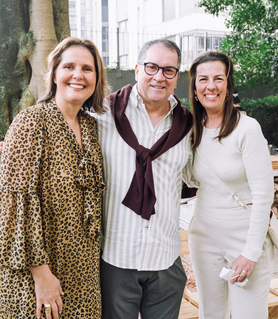 Angela Zaffari com Eduardo Machado e Iara Cougo na tarde de celebração na AZ Galeria (Foto: Andrea Graiz/Divulgação)