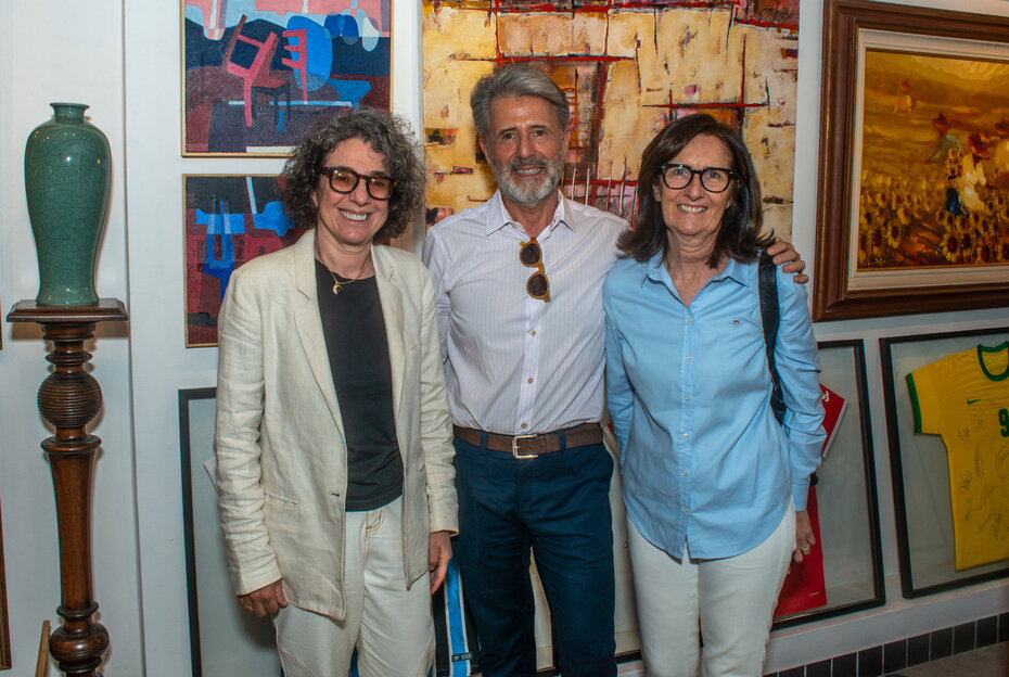 Leila Castellan, Zeca Amaral e Luli Damiani prestigiaram a abertura da exposição na Bublitz Galeria de Arte (Foto: Evandro Leal/Divulgação)