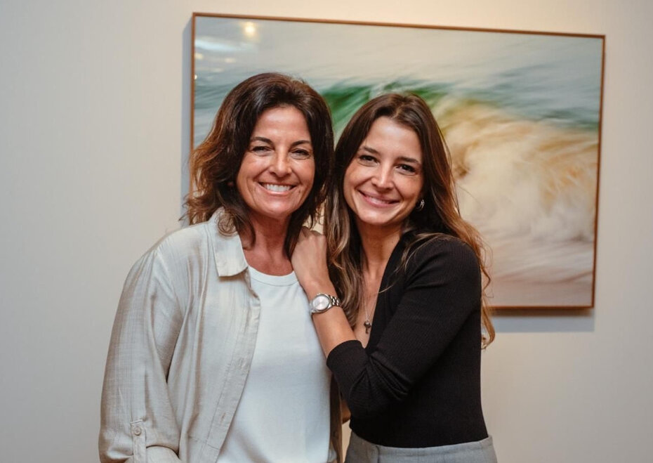 Roberta Borges com a filha Stephanie Weinschenck na abertura da exposição (Foto: Vinícius Vogel/Divulgação)