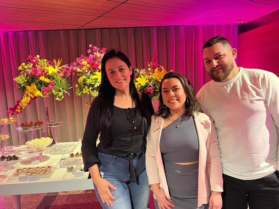 Renata Bernardes, Sharlise Albuquerque e Toni Martins no recanto da “Meu Doce”. A mesa teve como complemento das delicias exclusivas, arranjos florais elaborados pela equipe do IMAMA com flores doadas.  Foi um dos sucessos do jantar (Foto: Paulo Gasparotto/Especial)