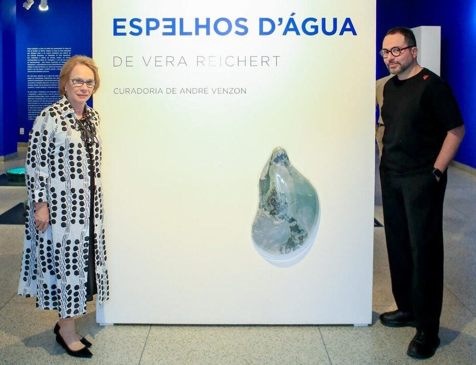 A artista plástica Vera Reichert com o curador da mostra André Venzon (Foto: Divulgação)