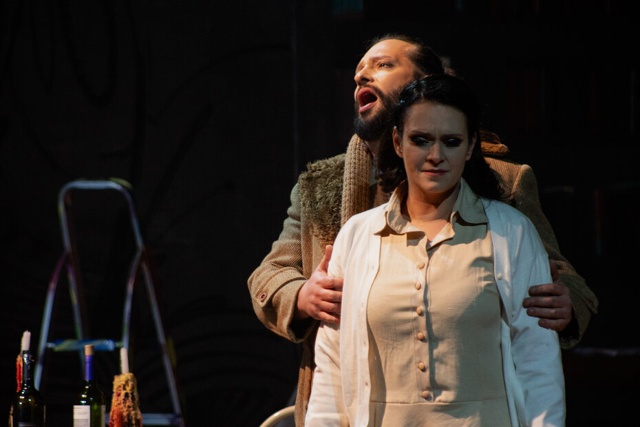 Lazlo Bonilla e Gabriella Pace: protagonistas da encenação modernizada de La Bohème (Foto: Vinícius Angeli/Divulgação)