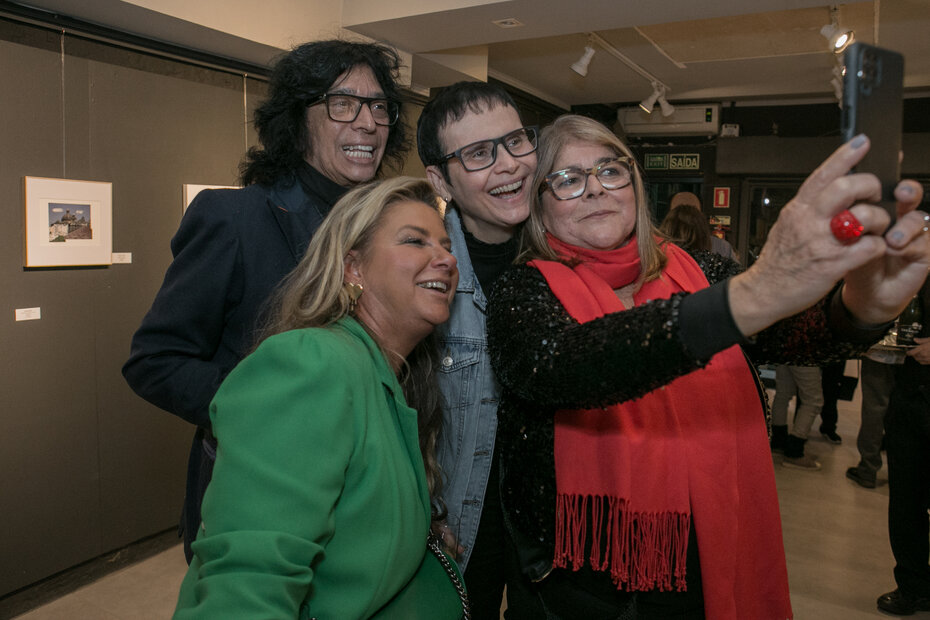 Liane Neves em momento divertido com Andreia Sauer, Raniere Rizza e Creuza Barreto na Gravura Galeria (Foto: Lisa Roos/Divulgação)