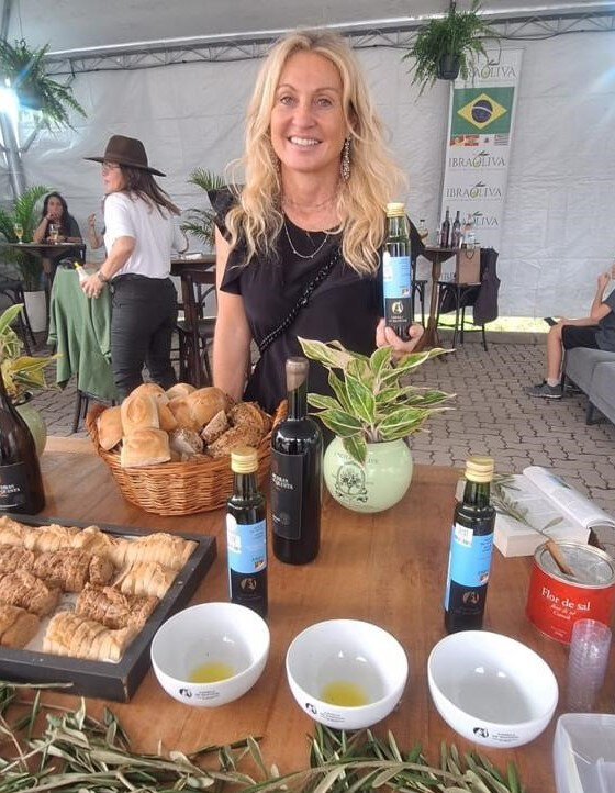 Ana Lucia Garbin com os excelentes azeites produzidos no Rio Grande do Sul (Foto: Divulgação)