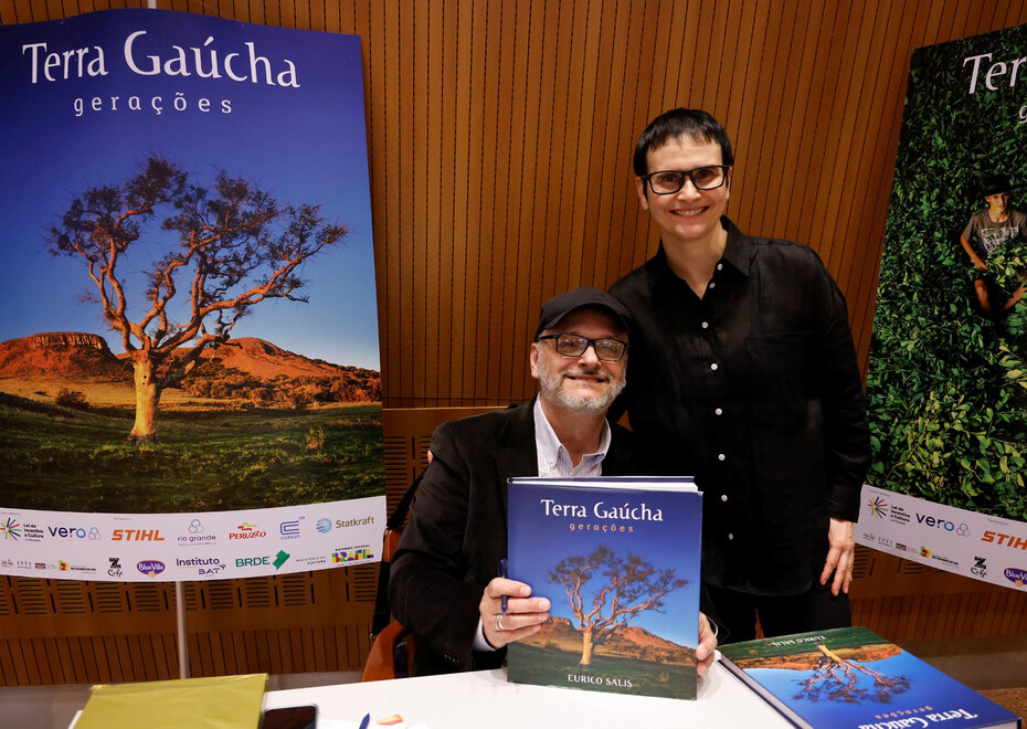 Eurico Salis autografou para Creuza Barreto (Foto: João Mattos/Divulgação)