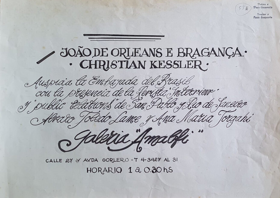 Cartaz da exposição do príncipe Dom Joãozinho e de Christian, colaboração de Gheno (Foto Divulgação)