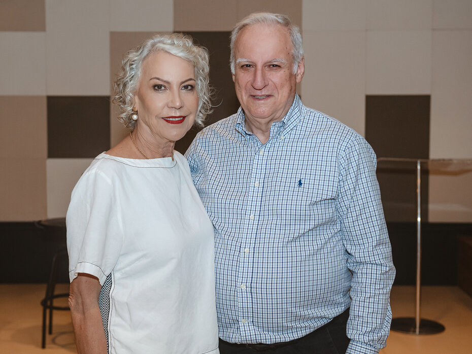 Maria Clara Lain ao lado do marido e Ari Lain no lançamento do livro (Foto: Leandro Araújo/Divulgação)