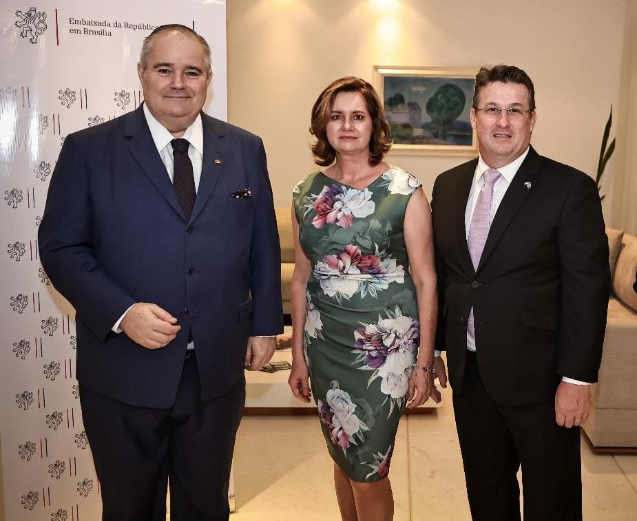 Henrique Pires com Pavla Havrlikova e Jan Havrlic na recepção que reuniu o corpo diplomático (Foto: Divulgação)