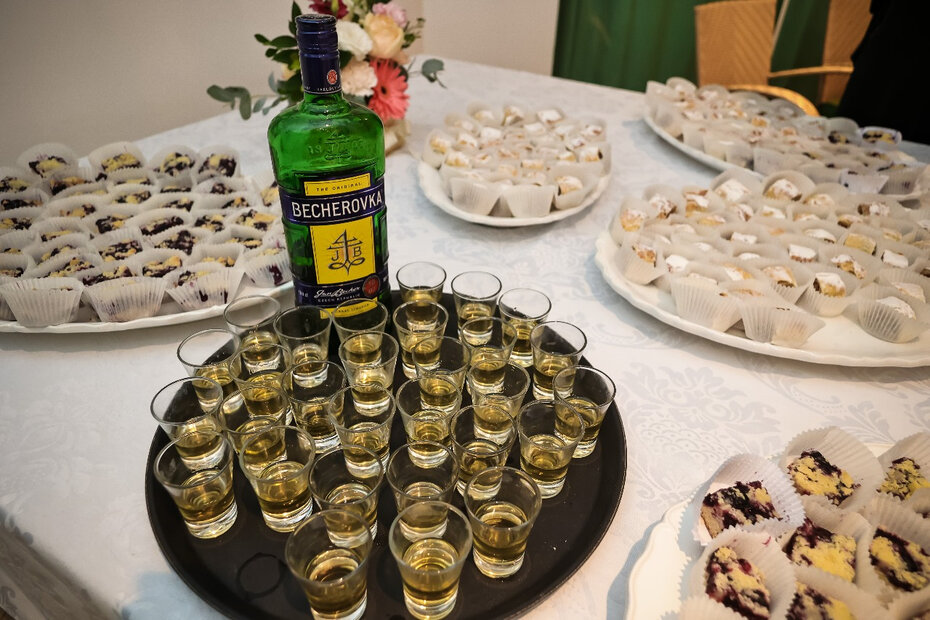 O licor de ervas Becherovka, bebida típica do país (Foto: Divulgação)