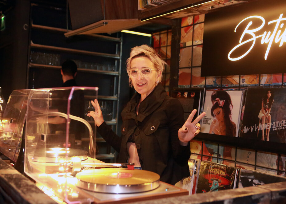 Andréa Richesky, a DJ Garota Vinil, foi responsável por boas escolhas musicais no Butikin Hi-Fi (Foto: Notre Design/Divulgação)