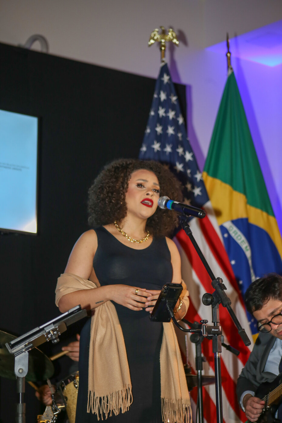 A cantora de jazz Dida Larruscain fez bonita participação na ocasião festiva (Foto: Lenara Petenuzzo/Divulgação)