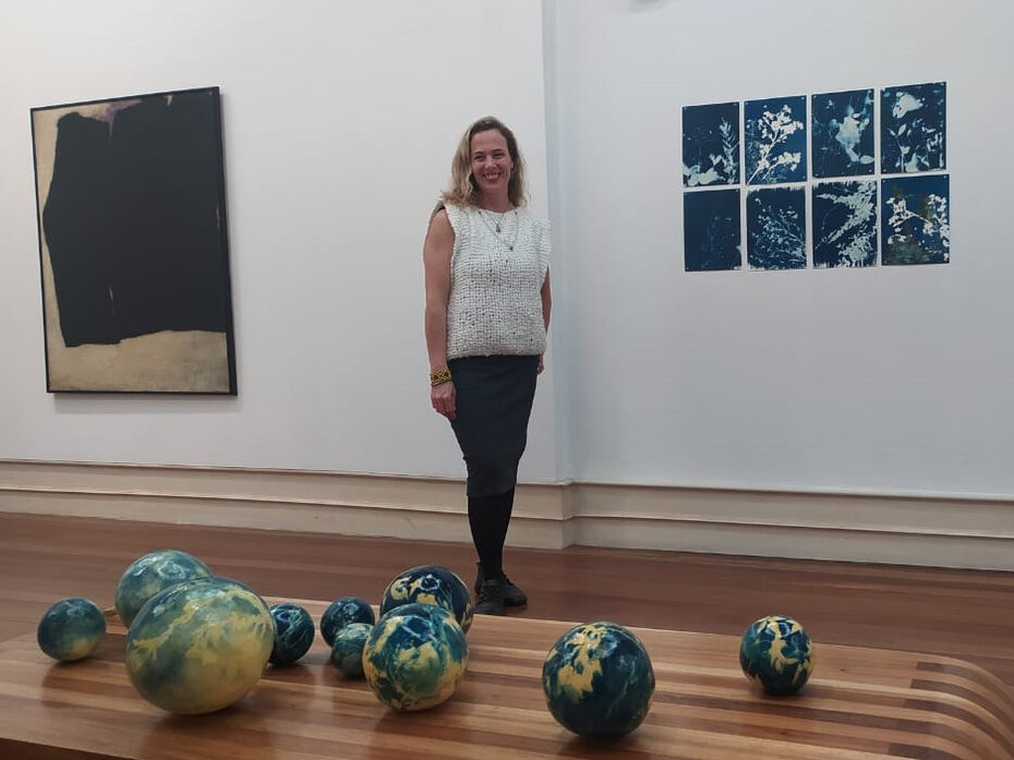 Mariana Wartchow e as suas obras em cerâmica e papel, criadas na técnica da cianotipia. À esquerda, pintura de Tomie Othake (Foto: Divulgação)  