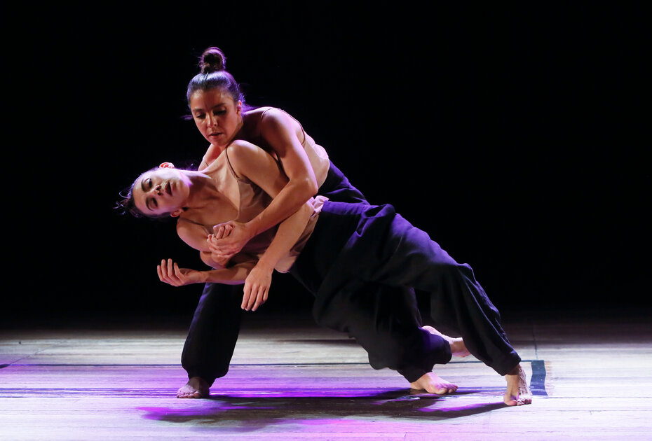 Viviane Lencina e Geórgia Macedo mostram “Autoimagem” no Teatro Glênio Peres (Foto: João Mattos/Divulgação)