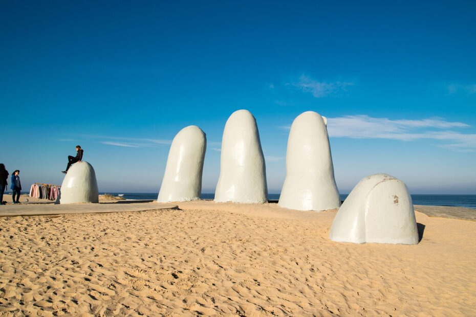 La Mano, o visual marcante de Punta del Este (Foto: Ernesto Velazquez/Divulgação)