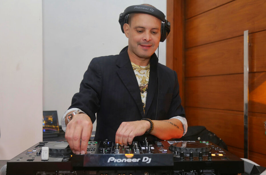 O DJ Double S participou da festa com boas escolhas musicais (Foto: Fabrello/Divulgação)