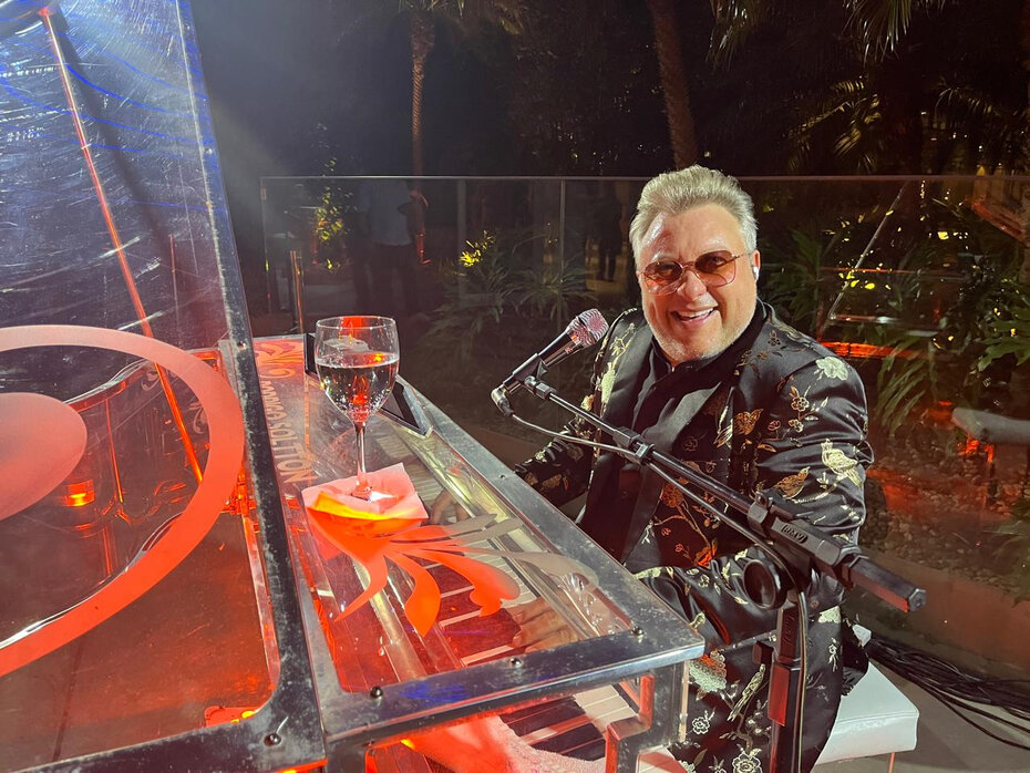 O pianista Rodrigo Soltton fez a trilha sonora do evento com repertório eclético (Foto: Paulo Gasparotto Especial)