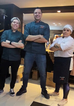 O chef João Muratore com suas assistentes Luana Bitencourt e Yllana Queiroz (Foto: Ana Rubia/Divulgação)