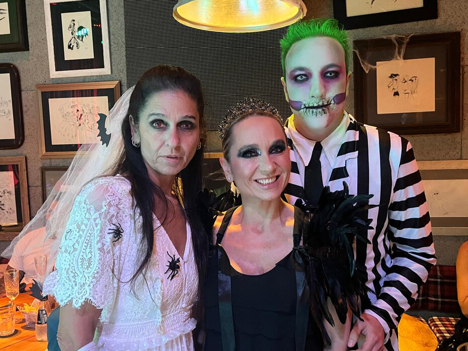 As irmãs Maria Refinetti e Sofia Refinetti com Gonzalo Lamego, charmosos no melhor estilo Halloween durante a noite no Encouraçado Butikin (Foto: Paulo Gasparotto/ Especial)