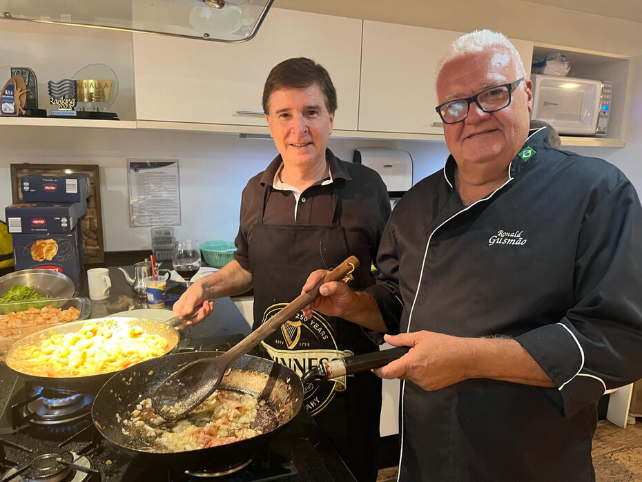 Amizade e bons sabores:  Almir Porto da Rocha Filho e o Ronald Gusmão no comando do jantar do Juvenil Club Gourmet (Foto: Paulo Gasparotto/Especial)