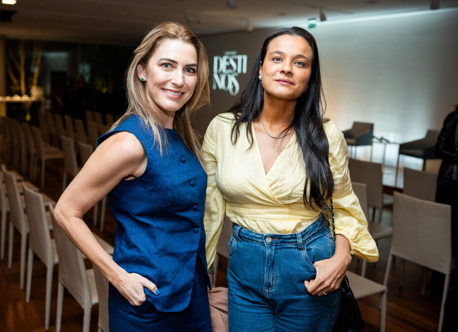 Barbara Russowsky e Mariana Carneiro conferiram a bela coleção de livros (Foto: Anderson Xavier/Divulgação)