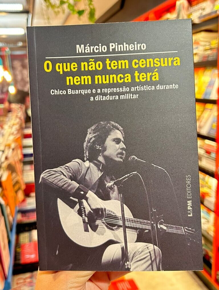 Márcio Pinheiro autografa seu mais novo lançamento na Feira do Livro (Foto: Divulgação) 