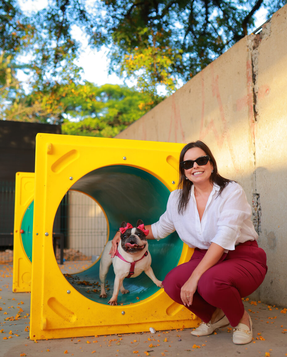 Alice Linck e a simpática Mucca curtiram o novo pet park (Foto: Igor Bandera/Divulgação)