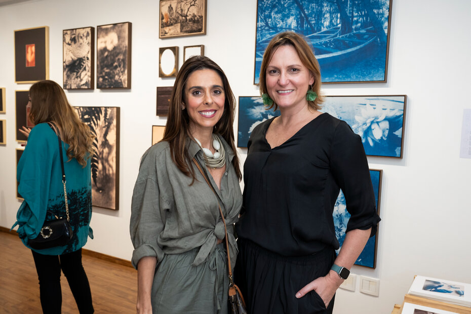 Bianca Santini e Letícia Lau, curadora da exposição (Foto: Andréa Graiz/Divulgação)