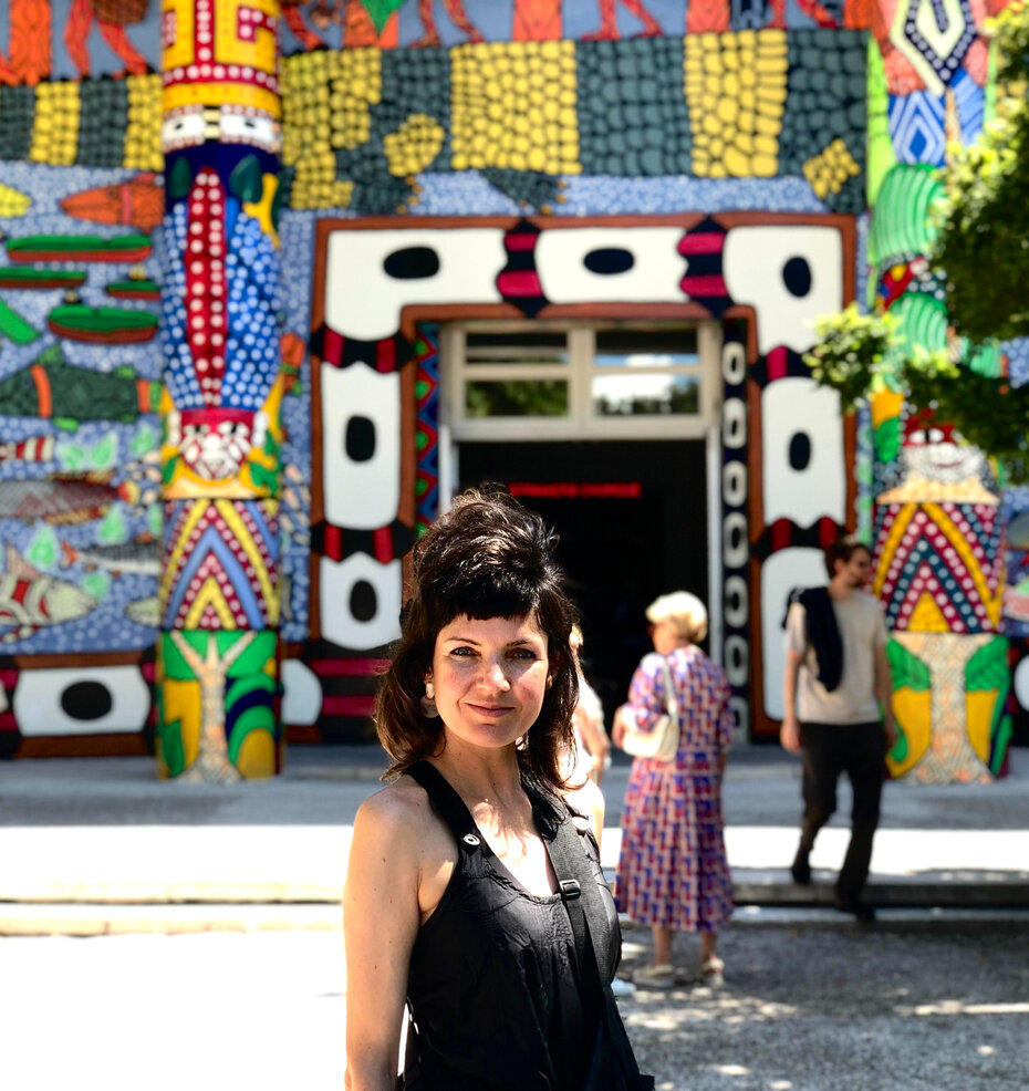 Juliana Bassani falará sobre a Bienal de Veneza em aula virtual e gratuita (Foto: Getúlio Barancelli/Divulgação)