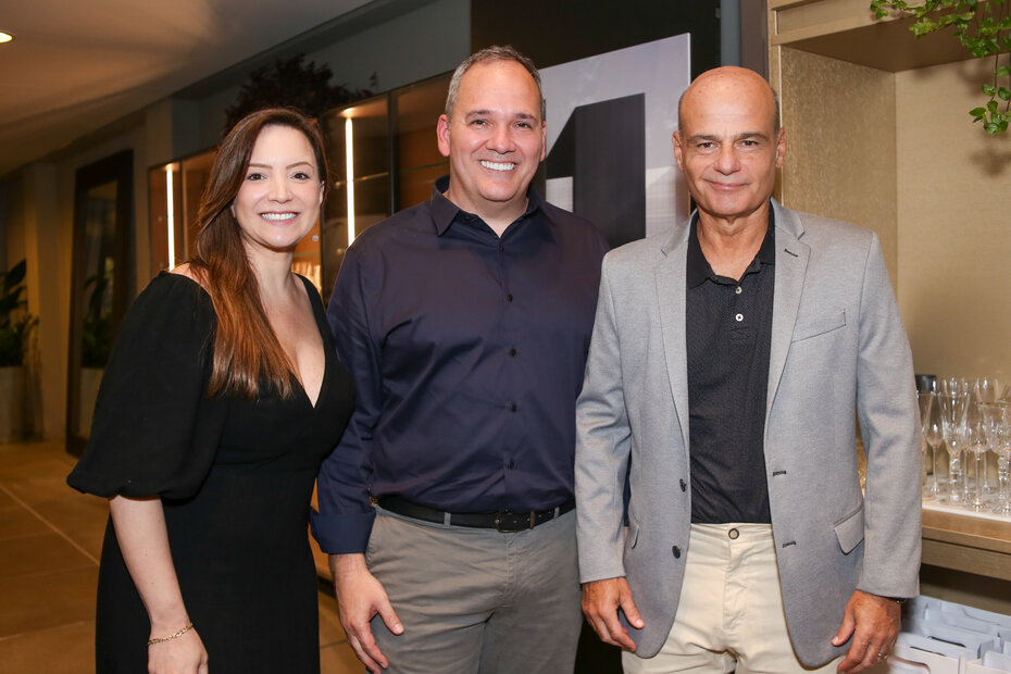 Clarissa e Marcos Fares, franqueados da Florense Porto Alegre, com Rodrigo Martins (Foto: Lenara Petenuzzo/Divulgação)