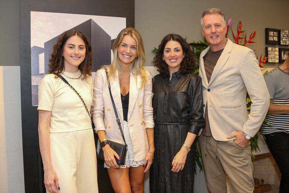 Isadora Castellan, Ana Colnaghi, Roberta Castellan e Alexandre Viero (Foto: Lenara Petenuzzo/Divulgação)