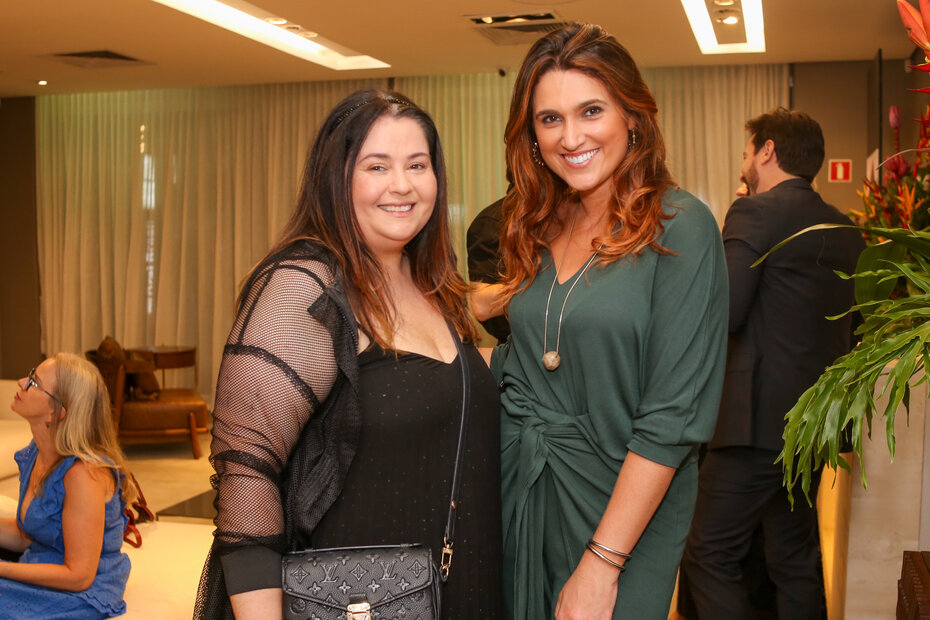 Simiane Gil e Juliana Carvalho na noite lançamento do novo showroom (Foto: Lenara Petenuzzo/Divulgação)