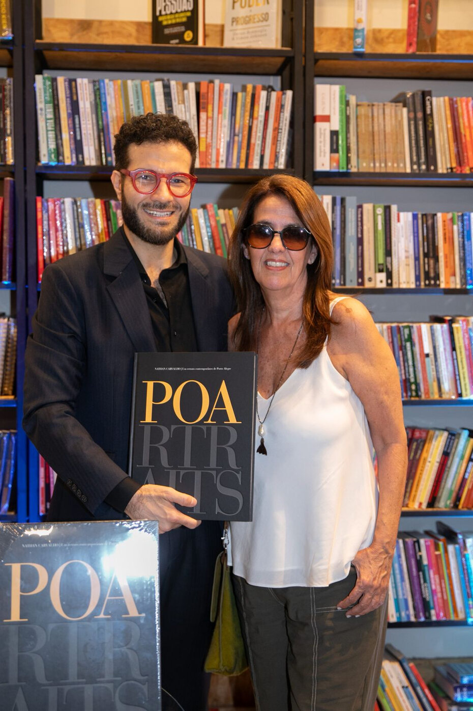 A escritora Martha Medeiros cumprimentou Nathan na Livraria Santos (Foto: Alisson Alves/Divulgação)