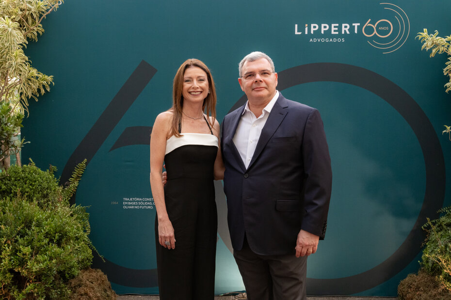 Márcia e George Lippert receberam os convidados no Theatro São Pedro (Foto: Jonas Adriano/Divulgação)