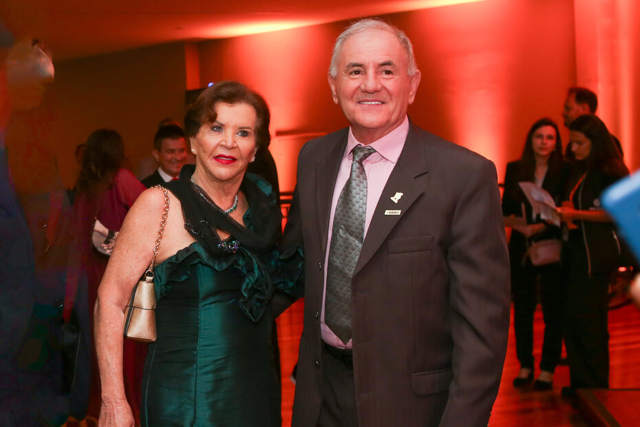 Maria Luísa De Cesaro e Augusto De Cesaro, que recebeu a Medalha Marcello Zaffari (Foto: Lenara Petenuzzo/Divulgação)