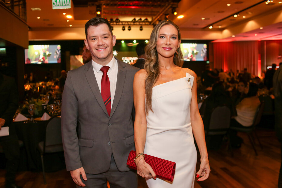 Francisco Brust e Natália Dolzan, da Cereais Naturale,  na noite de prestígio ao setor supermercadista (Foto: Lenara Petenuzzo/Divulgação)