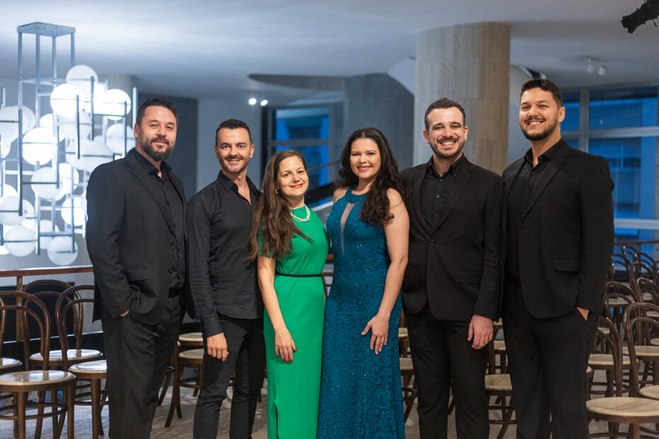 Adolfo Amaral, Flávio Leite, Andiara Mumbach, Raquel Fortes, Patrick Menuzzi e Bruno Mezzomo (Foto:  Vitoria Proença/Divulgação)