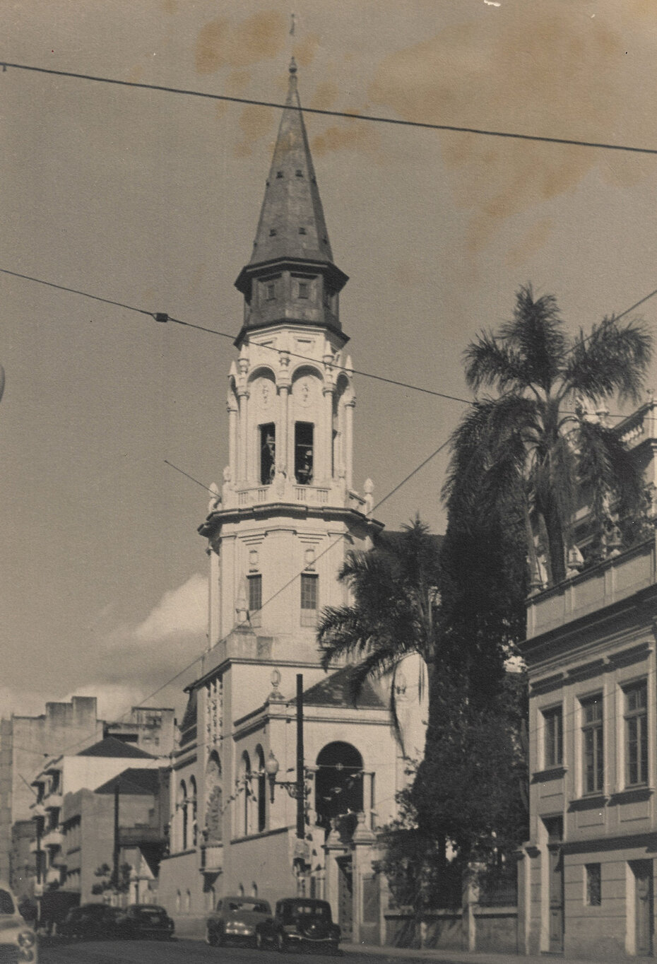 Fachada da torre já ampliada em registro de 1957 (Foto: Arquivo CSJ/Divulgação)